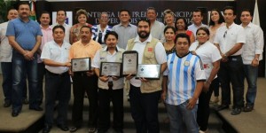 El alcalde de Cozumel Fredy Marrufo entrega premio municipal de Periodismo Orión 2014