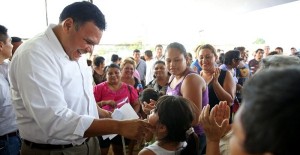 Agradecen padres de familia al gobernador de Yucatán apoyos del programa Bienestar Escolar