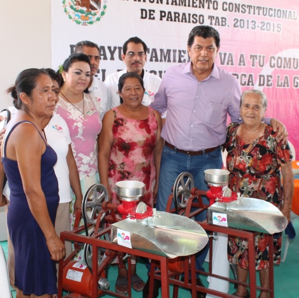 Alcalde entrega diversos apoyos en la colonia Quintin Arauz02