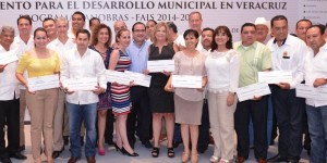 Entregan Javier Duarte y Director de Banobras, casi 800 millones de pesos a 45 municipios