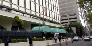 Embajada de EU ajusta en México costo de servicios