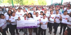 Entrega el gobernador en Playa del Carmen apoyos para la apertura de estancias infantiles