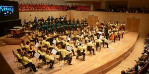 Participan niñas y niños de Conecalli en debut de la Orquesta Sinfónica Esperanza Azteca