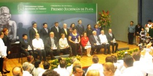 El gobernador de Tabasco  y el rector de la UJAT entregan Juchimanes de Plata 2013