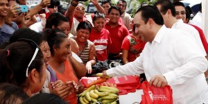 Supervisa el gobernador jornada de “Reciclando Basura por Alimentos” en la región 230 de Cancún