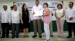 Reciben docentes en Yucatán plazas laborales de educación básica