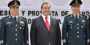 Asiste gobernador Javier Duarte al cambio de mando en la 26ª Zona Militar
