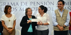DIF Veracruz entrega pago de pensión alimenticia a más de 2 mil abuelitos xalapeños