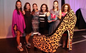 Premia Mariana Zorrilla de Borge a ganadoras del evento de la Cruz Roja “Fashion Shoes”