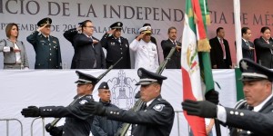 Preside Javier Duarte el desfile del 204 aniversario de la Independencia de México