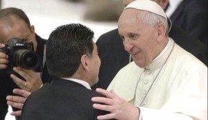 Papa abraza a Maradona antes del “Partido por la Paz”