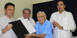 Don Romeo Frías Bobadilla recibe el Premio al Mérito Académico de los Cronistas de Yucatán