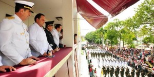 El gobernador Roberto Borge encabeza el desfile cívico militar por el CCIV Aniversario de la Independencia