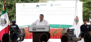Entrega el gobernador patrullas, equipo táctico y uniformes a Seguridad ´Publica de Cozumel
