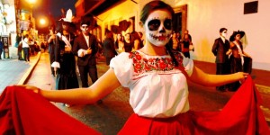 Con desfile de catrinas inicia celebración del Día de Muertos en Xalapa