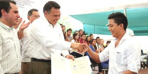 Entregan cédulas profesionales a egresados del CONALEP Yucatán
