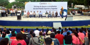 Entrega Bertruy  20 millones de pesos en apoyos educativos
