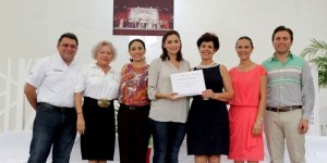 Entrega Mariana Zorrilla de Borge reconocimientos de capacitación y apoyos para huertos a los adultos mayores
