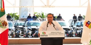 Entrega el gobernador Roberto Borge patrullas y motocicletas para la policía estatal y municipos