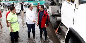 Recorre el gobernador zonas susceptibles a inundaciones en Cancún