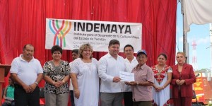 Entrega Indemaya apoyos para artesanos y migrantes