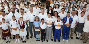 Entrega Gobierno de Coatzacoalcos 500 becas escolares
