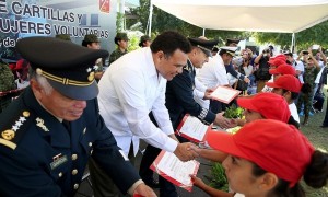 Entrega el Gobernador de Yucatán cartillas liberadas del SMN