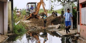 Maquinaria del SAS abre canal obstruido por un particular