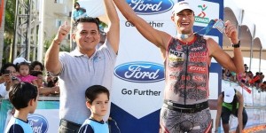 Alcalde Fredy Marrufo Martin recibe a campeones del Ford Ironman Cozumel 2014