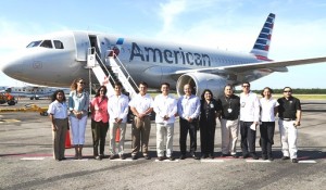 El alcalde Fredy Marrufo recibe a pasajeros del vuelo Miami-Cozumel