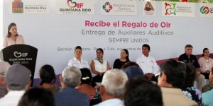 Entrega Mariana Zorrilla de Borge auxiliares Auditivos en Bacalar