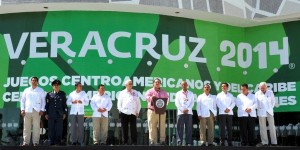 Iza gobernador Javier Duarte, las banderas de Odecabe y Veracruz en el WTC