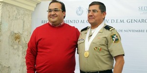 Entrega Javier Duarte Medalla Veracruz al general Genaro Fausto Lozano Espinoza