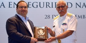 Recibe gobernador Javier Duarte reconocimiento del Centro de Estudios Superiores Navales