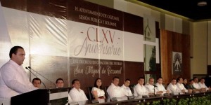 Asiste el gobernador a la sesión solemne por el CLIX Aniversario del decreto de creación de Cozumel