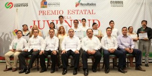 Entrega el gobernador Roberto Borge el Premio Estatal de la Juventud 2014 a Ediel Jiménez Medina