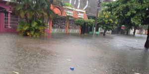 Cae diluvio en Tabasco inundando colonias