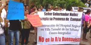 Entre protestas de indígenas de Tamulte rinde Segundo Informe gobernador de Tabasco
