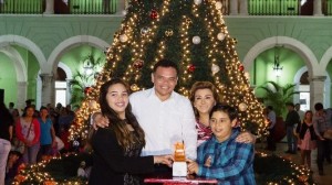 Enciende Gobernador de Yucatán árbol de Navidad en la sede del Poder Ejecutivo estatal