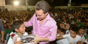 En Chiapas niñas y niños reciben regalos de Navidad de manos del Gobernador