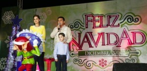 El presidente municipal y familia realizaron el tradicional encendido del árbol de navidad en Cozumel