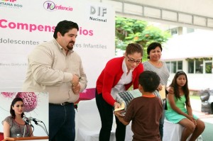 Entrega DIF Quintana Roo becas a niños trabajadores
