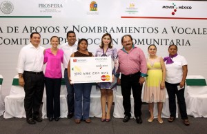 Entrega Mariana Zorrilla de Borge apoyos a vocales de promoción del programa PROSPERA