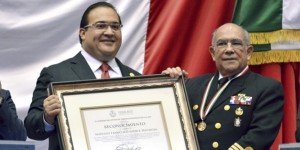 Entrega gobernador Javier Duarte medalla Adolfo Ruiz Cortines al Almirante Francisco Saynez 