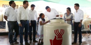 Entregan más de mil 700 tinacos en zonas prioritarias del estado de Yucatán