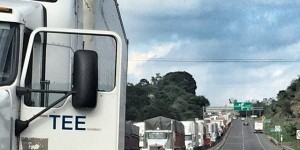 Piden auxilio por bloqueo a la autopista Isla-Cosoleacaque Veracruz, lleva 24 horas