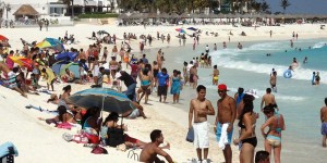 Miles de visitantes celebran Navidad en Cancún