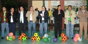 Dona alcalde de Coatzacoalcos 70 mil pesos y equipo deportivo a la Secundaria Técnica 19