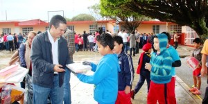Entrega Alcalde de Coatzacoalcos más de mil paquetes de útiles escolares