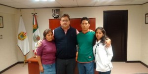 Se reúne Javier Duarte con familiares del activista y periodista